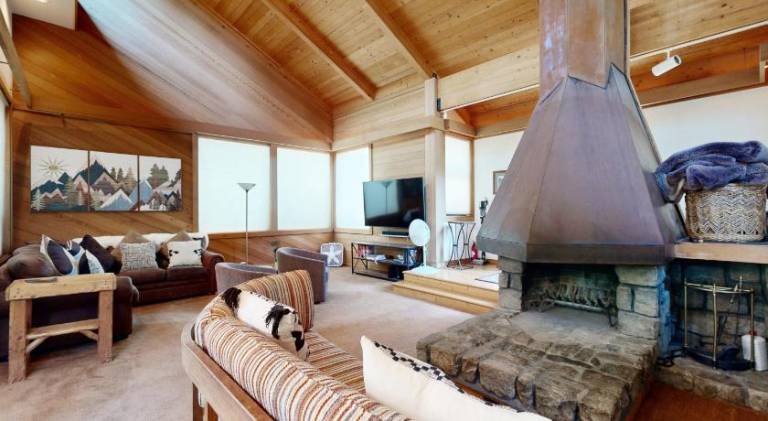 Vacation home with hot tub | Pets allowed — photo 2