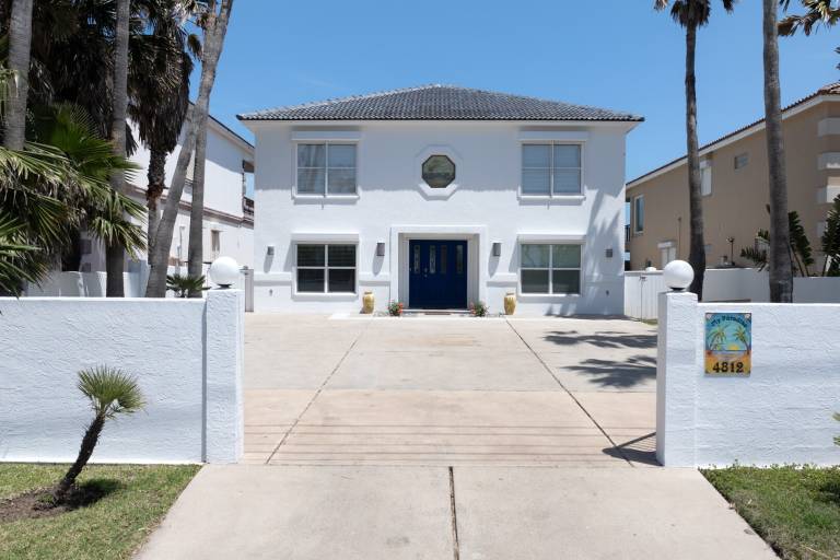 House with garden & pool — photo 2