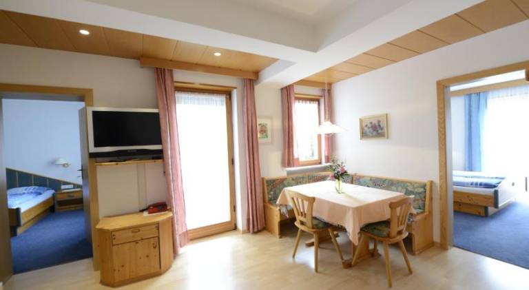 Beautiful serviced apartment with patio & yard | Pets are welcome — photo 4