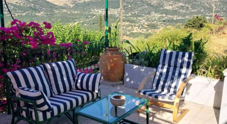 Vacation home with yard, barbeque & patio — photo 4