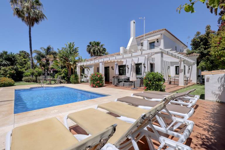 Villa with terrace, yard & private pool | Garden view in Marbella