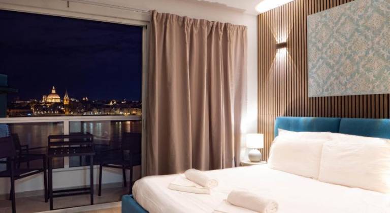 Valletta Bastion View Apartments & Penthouse With Heated Jacuzzi in St. Julian's
