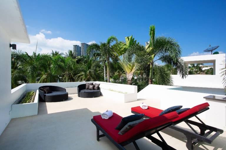 Villa with pool, yard & grill | Perfect for remote work — photo 3