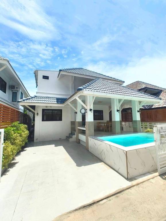 House with barbecue, yard & private pool in Chonburi