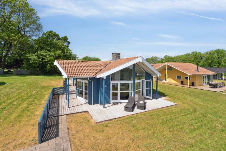 Vacation home with barbeque, patio & sauna | Beach view — photo 2
