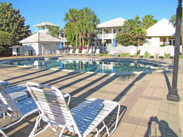Vacation home with pool | Water view — photo 5