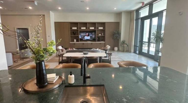 Apartment with pool — photo 4