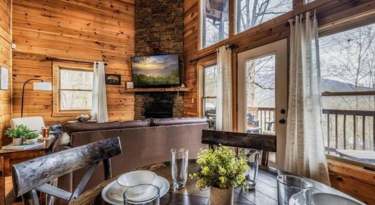 Luxury Honeymoon Cabin with Private Indoor Pool, Arcade, Hot Tub & Movie Theater — photo 4