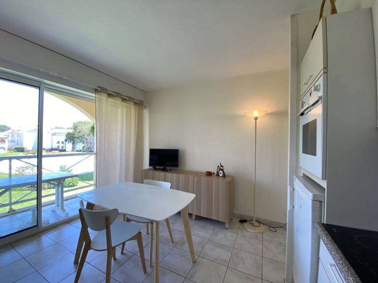 Apartment with pool — photo 3