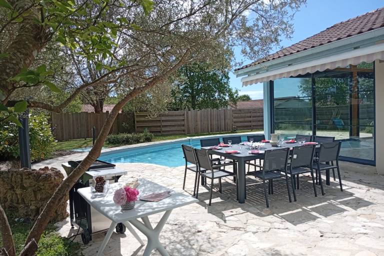 Villa with private pool on the shores of Lake Leon in Dax