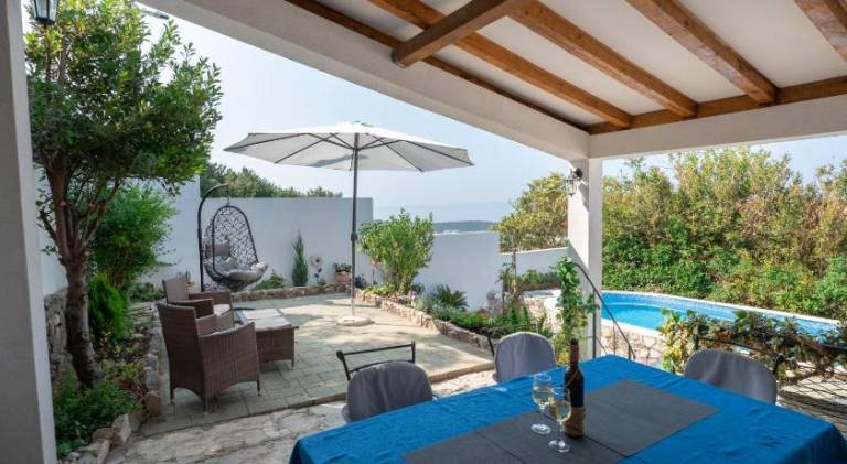 Villa with pool — photo 4