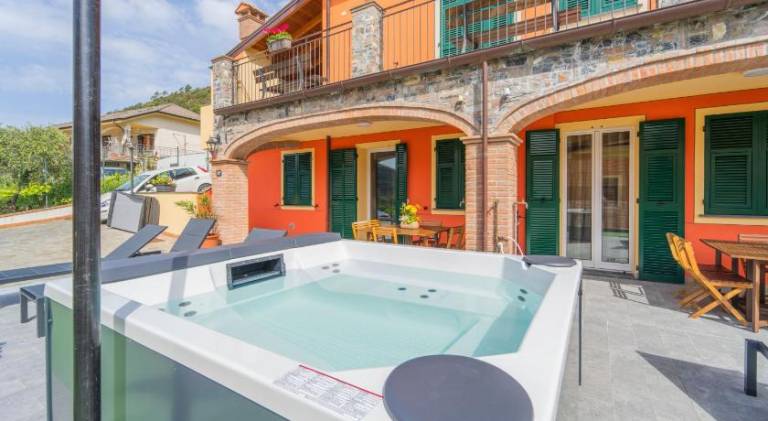 Holiday apartment with hot tub in Moneglia