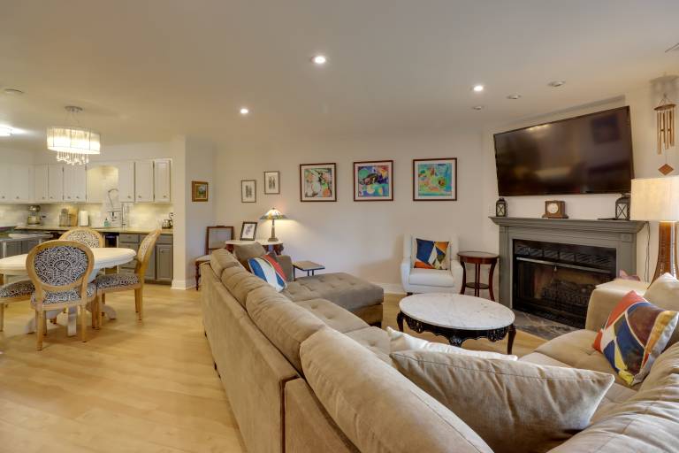 Bethesda Townhome 10 Mi to DC
