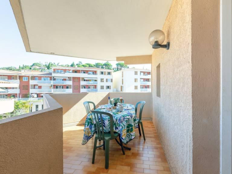 Rental apartment with patio — photo 2