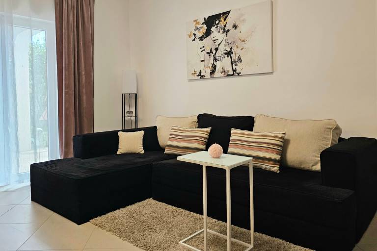 Rental apartment with yard, patio & grill — photo 2