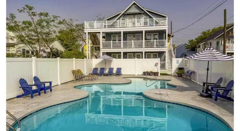 House with pool — photo 4