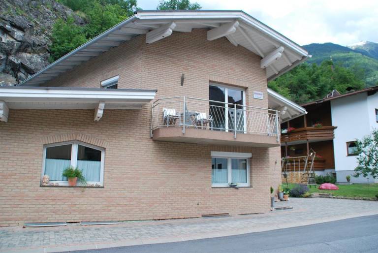 Holiday apartment with barbeque, terrace & yard — photo 2