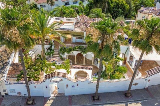 Villa with pool in Estepona
