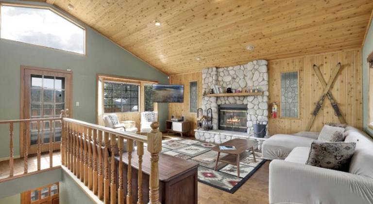 Fully equipped beautiful vacation home with barbecue, terrace & pool | Pet-friendly in Big Bear Lake, CA