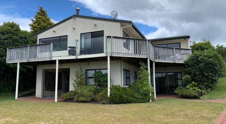 Vacation home with 5 rooms for 12 persons in Taupo