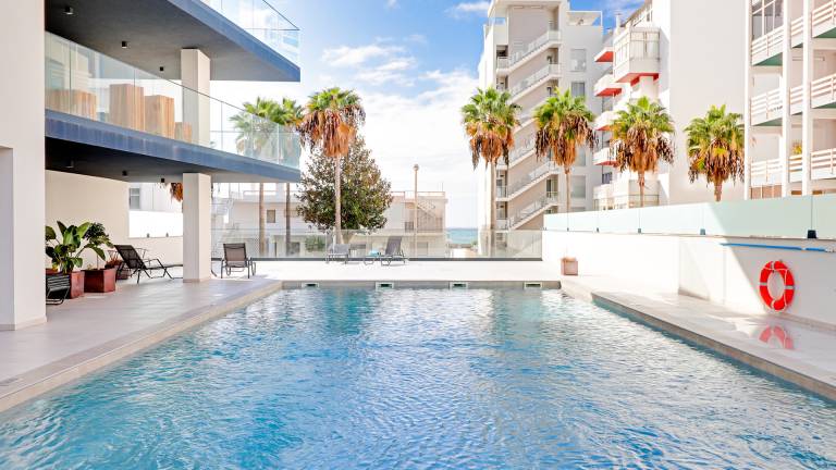 Fully equipped rental apartment with patio & pool | Beach nearby | Dogs allowed — photo 5