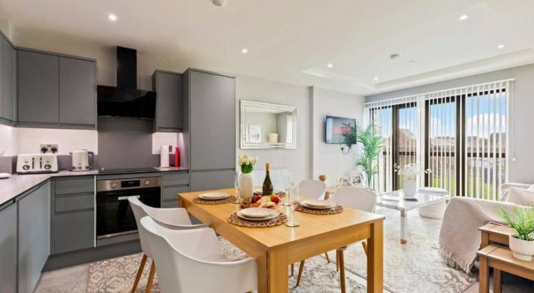 Beautiful Apartment in City Centre with Free Parking, Self-Check-In, Fast WiFi, Smart TV and Rooftop — photo 2