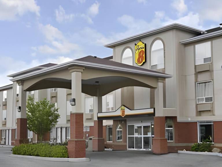 Super 8 By Wyndham High River Ab in High River, AB