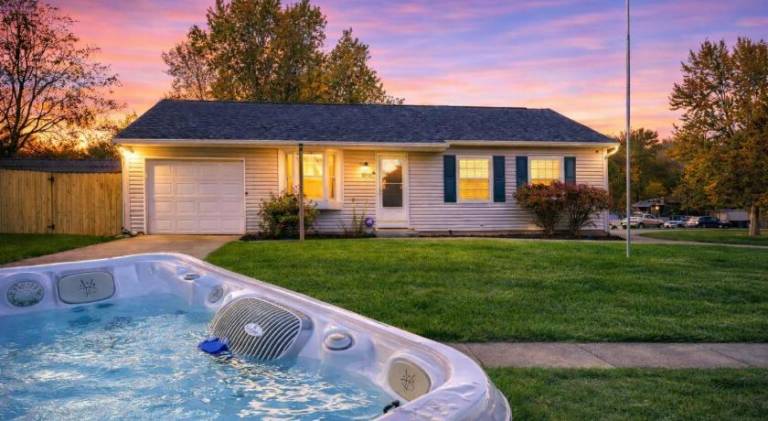 Private Ranch - Entire Home - 3 Bed Room - Hot Tub - King Bed - Fenced Yard - Pets & Kids Welcome - in Franklin, OH