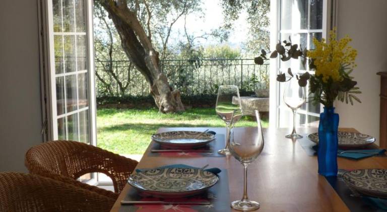 Apartment Cezanne with heated pool and private garden in Valbonne