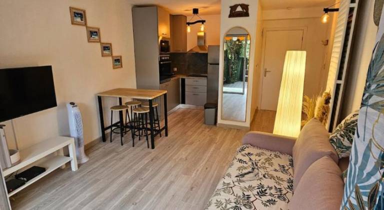 Holiday apartment with pool in Mandelieu-La-Napoule