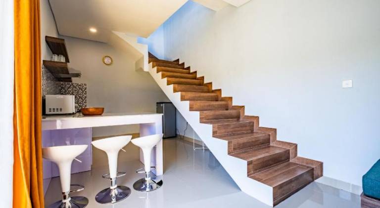 Villa with pool — photo 4