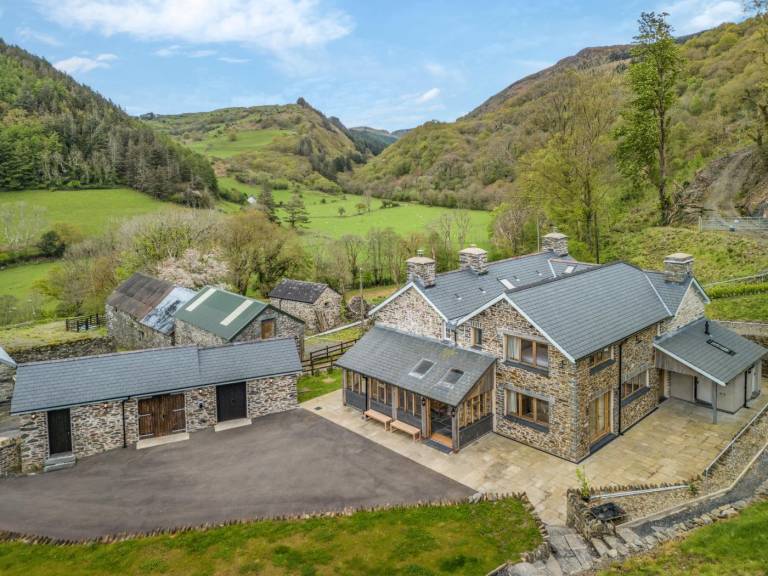 Child-friendly charming cottage with barbecue, patio & yard | Pets allowed in Machynlleth