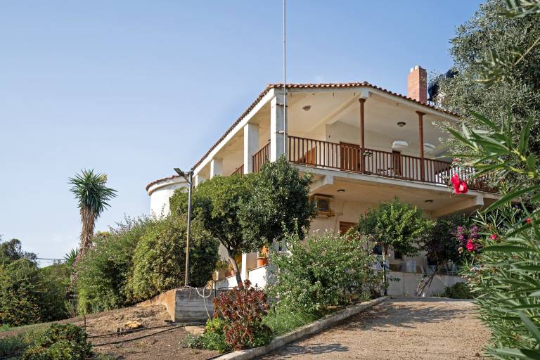 Spacious vacation home with yard & patio | Garden view | Beach nearby | Perfect for remote work | Pets are welcome — photo 3