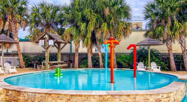 Vacation home with pool — photo 3