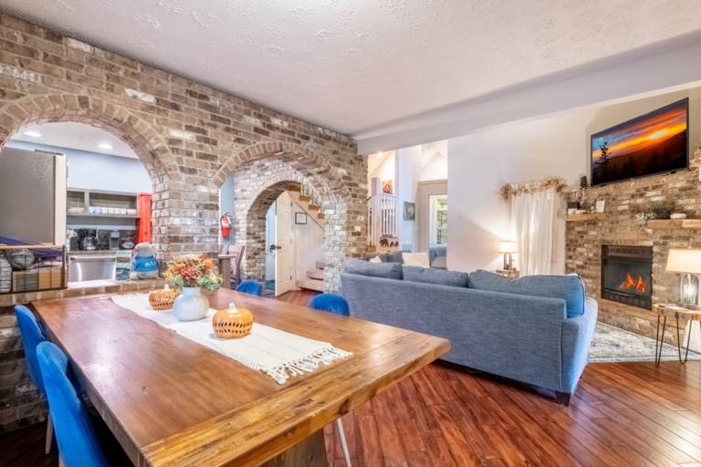 Family-oriented lovely cabin with barbeque, pool & hot tub | Mountain view | Suitable for remote work | Pets are welcome — photo 2
