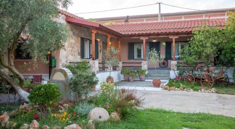 Villa with grill, terrace & garden in Kavala