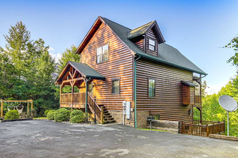 Secluded Smoky Mountain Cabin w/ Theater & Hot Tub in Sevierville, TN