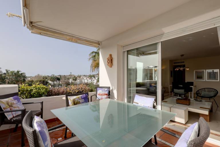 Fully equipped charming apartment with yard, fast internet & patio | Mountain view | Next to the beach | Perfect for remote work | Pets allowed — photo 2
