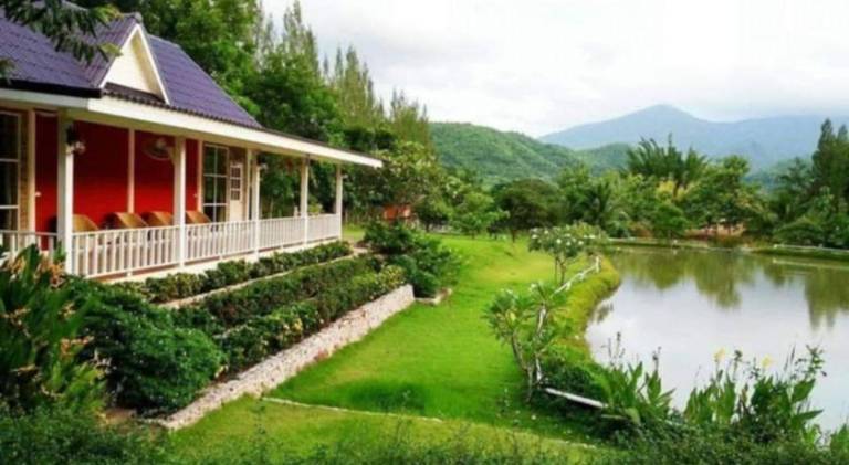 Vacation home with patio, yard & barbeque — photo 4