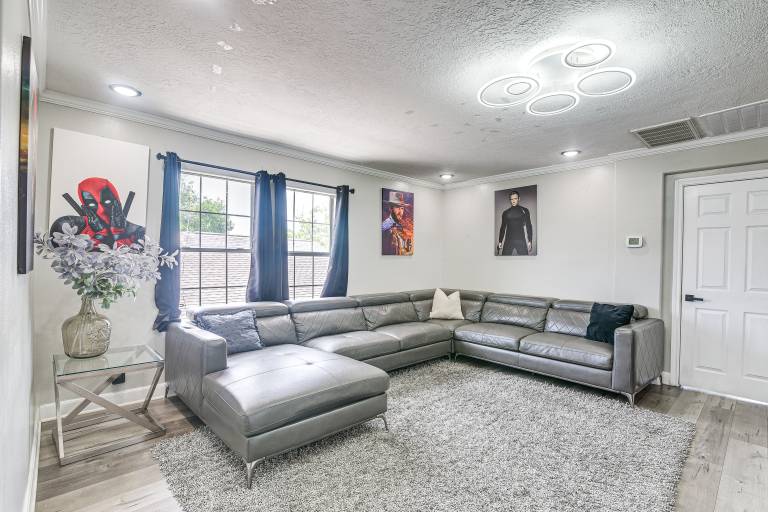 Walkable Apt 2 Mi to Dtwn Houston Retreat