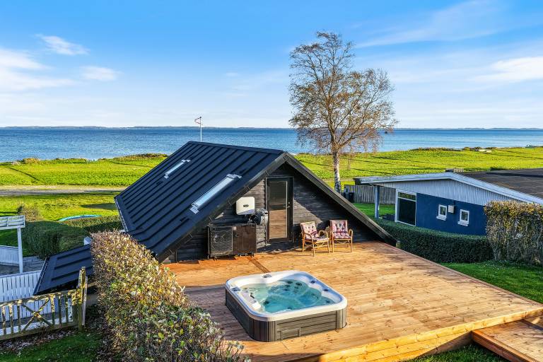 House with patio, yard & barbeque | Sea view — photo 4