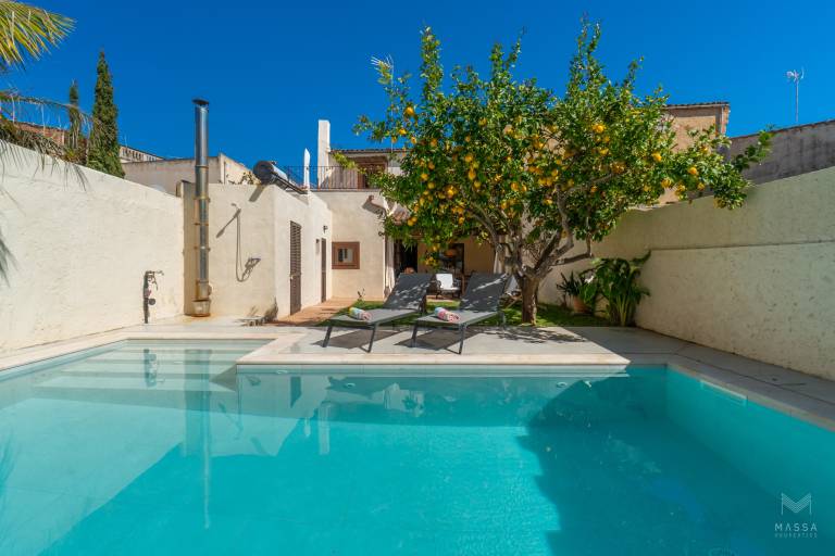 Family-oriented ample house with terrace, garden & pool | Garden view | Pets allowed — photo 5