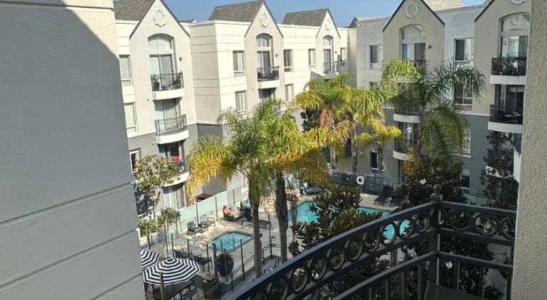 Spacious 2B 2B Pool View Loft Apartment in Marina Del Rey — photo 3