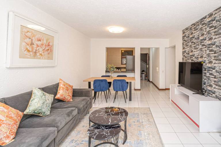 Sandton City 3 Zimmer Wohnung mit Balkon