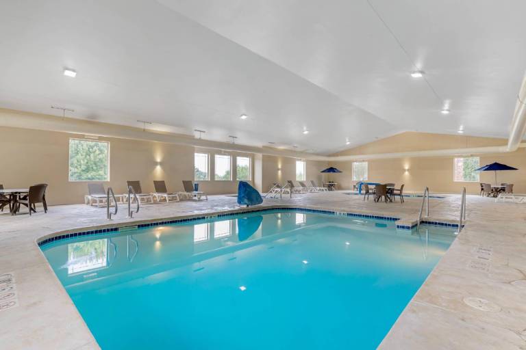 Comfort Suites Lake Geneva East — photo 2