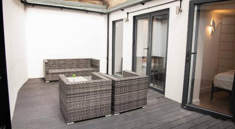 Holiday apartment with patio | Close to The Beatles Story — photo 5
