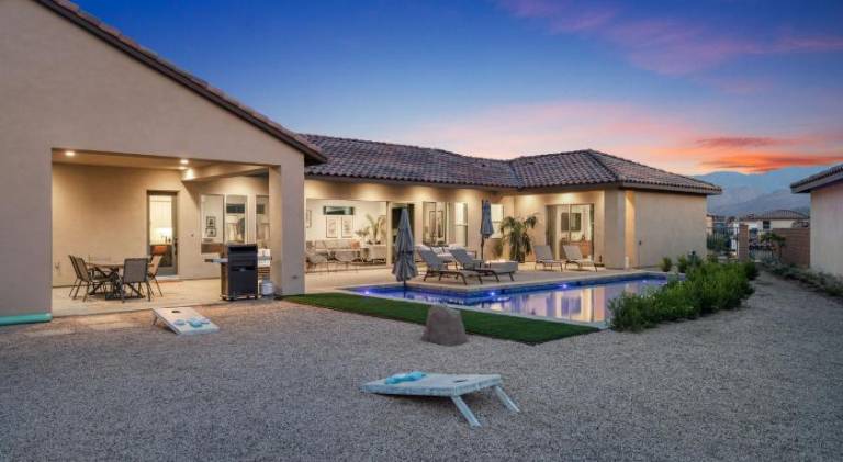 Fully equipped beautiful villa with hot tub, grill & yard | Dogs allowed — photo 5