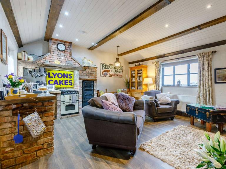 Fully equipped charming cottage with hot tub & yard | Pets are welcome in Tewkesbury