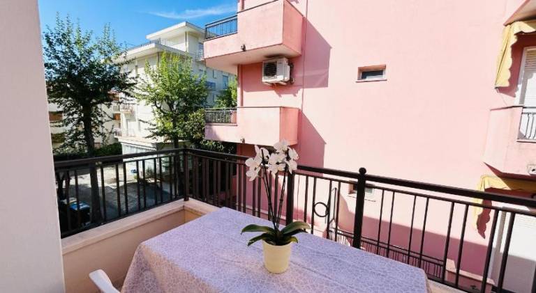 Rental apartment with patio — photo 4