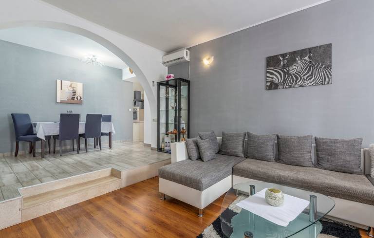 Rental apartment with yard, patio & grill | Pets allowed — photo 4